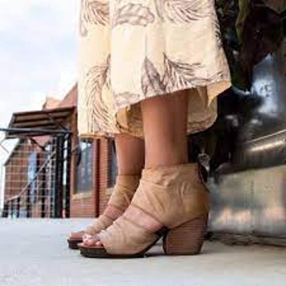 OTBT Off the Beaten Track Patchouli in Distressed Tan Leather Heeled Sandals - Picture 1 of 8